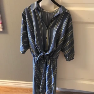 Klänning i storlek S - Blågrön klänning från Mango i storlek S. Aldrig använd. 