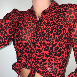 Leopardmönstrad blus som är använd ett fåtal gånger. Kan användas till vardags samt festligheter.                    Köparen står för frakt!  
