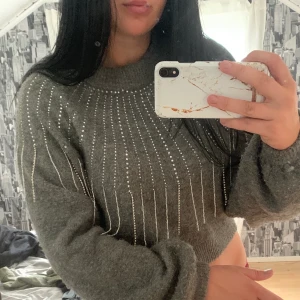 Tröja  - Fin tröja från zara. Skönt material och inga fel. Stora armar och medel lång tröja.