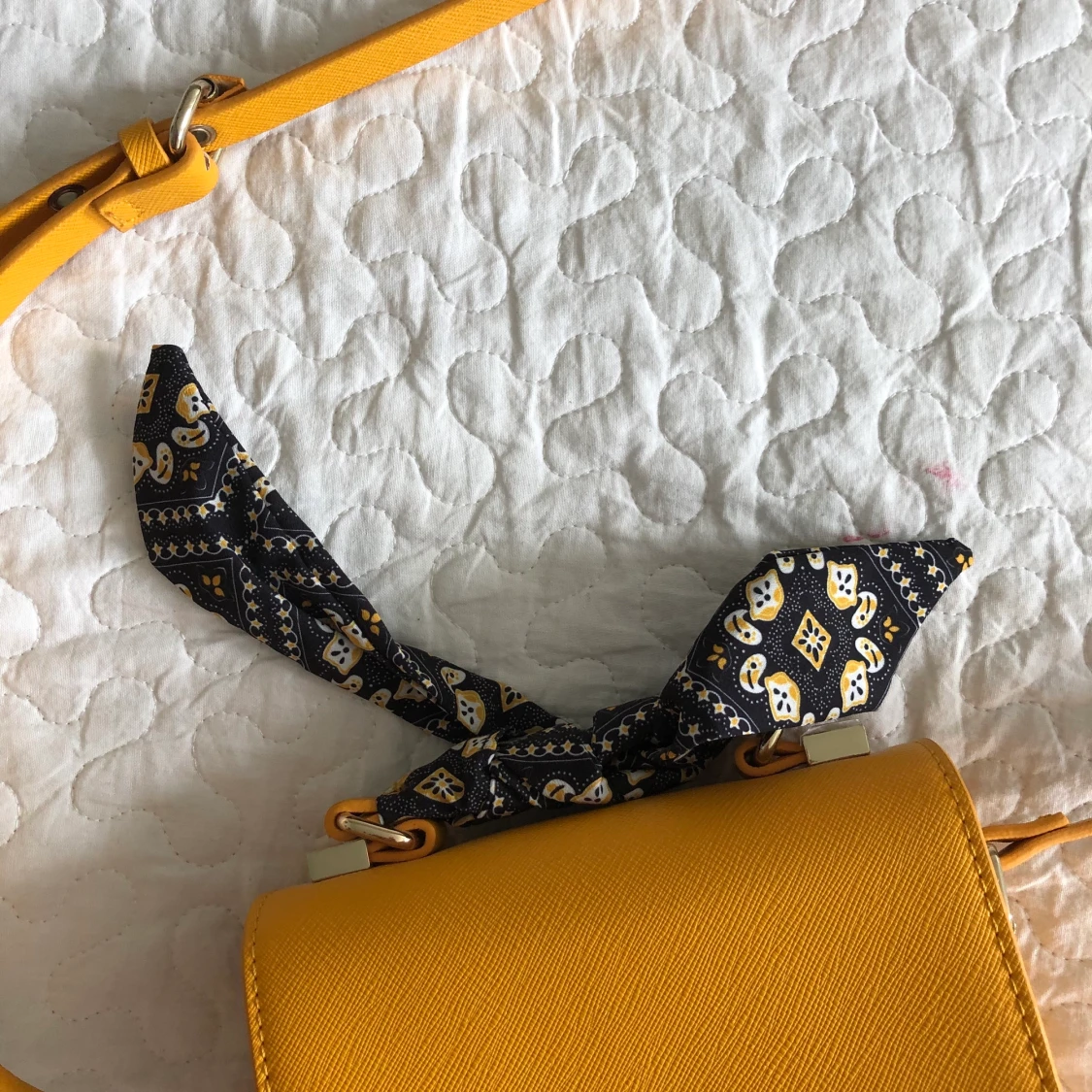 Gul väska med scarf från Zara - 91