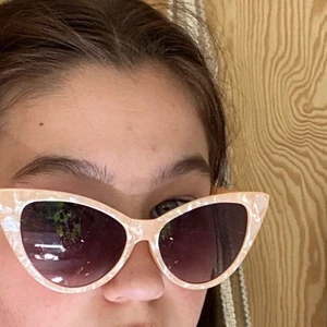 Solglasögon  - Ett par superfina ljusrosa solglajjor från boohoo! Helt oanvända då jag råkade köpa två likadana par.💖 ni står för frakten!🚚✨