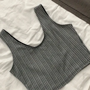 Randig top  - En super fin topp köpt utomlands. Använt endast 2-3 ggr Max pga lite för stor för mig som har liten byst. (På bilden har jag knutit en Knut bak så att den satt tajtare) (: FRAKT INGÅR I PRIS