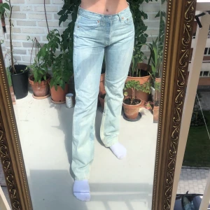 Jeans Levi’s - Fina 501 jeans från Levis som jag blekt💖  dem är i storlek 28/32. jag är 163 cm lång och på mig är dem långa så dem funkar abslout till dem som är längre. Fraktar eller möts upp❤️