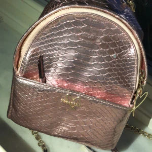 Lite Victorias secret väska - Supergullig Victorias secret väska! Den var döpt för runt 899kr! Den har en liten bit där färgen har gått bort men är annars i nästan nyskick! Den säljs för 250kr och om det finns flera intresserande blir det öppet för bud!