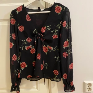 H&M shirt blommor - Helt ny! Har aldrig använt den! 