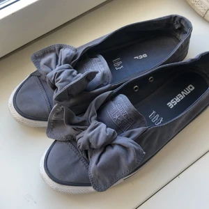 Blå-gråa Converse sandaler - Ett par söta Converse sandaler med stora rosetter längst fram. Suuuuper bekväma och sköna! Äkta Converse! Skulle beskriva som blå-gråa, lite blandning. De är i storlek 40 men är små i storleken så passade för 38,5/39.Skriv vid intresse! :) (lämnar i stan)