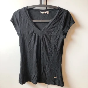 basic t-shirt - ganska basic t-shirt, lagom anständig med lätt v- ringning och bra passform. köptes för ganska många år sedan och är välanvänd men ändå i så gott som perfekt skick. superskön och precis lagom sval. storlek M men passar både S och L. 