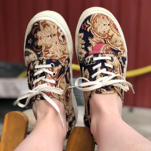 Vans strl 6.5 - Jättefina, sparsamt använda Vans i strl US 6.5. Jag skulle säga att dom passar stort på en vanligtvis har 37 och litet på en som vanligtvis har 38! Kan mötas i Göteborg eller så står köparen för frakt 🧡