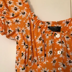 Midsommarklänning - Perfekta midsommarklänning! Endast använd en gång, förra midsommaren. Frakt tillkommer på 49kr om den ska fraktas! PS bilderna som ligger uppe är de jag har pga mitt i en flytt. Kan alltså inte skicka fler! 