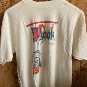 Äkta retro t-shirt - T-shirt från 90-talet med Captain Hook-tryck. Ganska välanvänd därav retrokänslan! 🔥 Frakt betalas av köparen, hör av dig om du har frågor! 