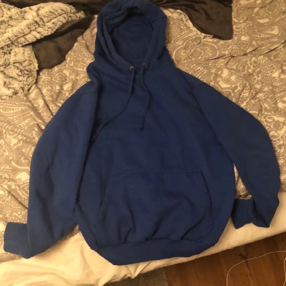 Säljer vidare denna hoodie eftersom att den var för liten för mig. Trode den var M men den satt mer som en S. . Tröjor & Koftor.