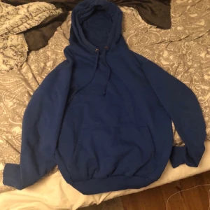 Blå hoodie - Säljer vidare denna hoodie eftersom att den var för liten för mig. Trode den var M men den satt mer som en S. 