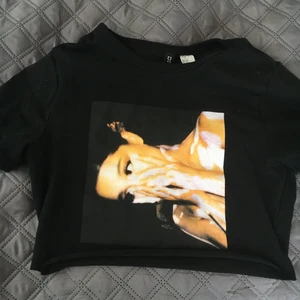 Ariana Grande hm tröja  - Jag har klippt denna själv, så den är ganska kort. Säljer denna pga endast använd 2 ggr någon annan kommer få mer användning av den! 🦜 i hemmet!