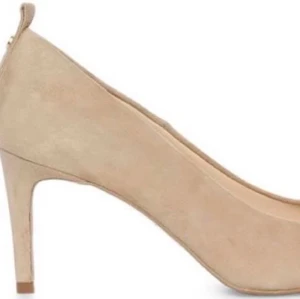 GANT pumps. Nya! - NYA Pumps Betty från GANT i elegant modell med spetsig tå och hög, klädd stilettklack. Gjorda i mjuk mocka. Foder och innersula i skinn. Klackhöjd 7,5 cm. Strl 39 Endast provade.   Nypris 1699:-