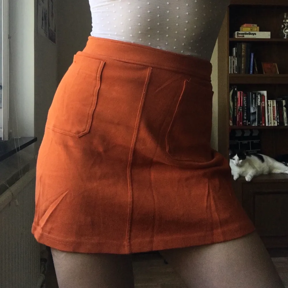 Orange kjol från H&M men köpt 2hand. Dragkedja i sidan, fickor fram, saknar knapp i linningen men finns hake så det är inget som stör eller syns. 70 pix + frakt! . Kjolar.