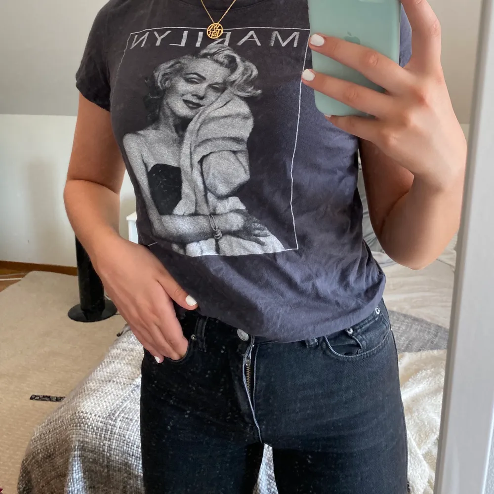 Jättesnygg t-shirt med Marilyn Monroe tryck. Endast använd fåtals gånger och är därför i mycket bra skick! Pris: 100kr(priset är inkl frakt!). T-shirts.