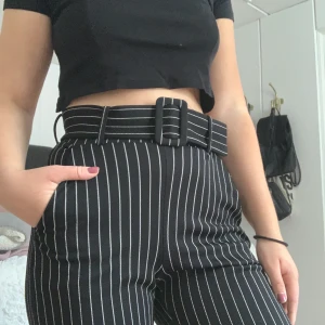 Fina byxor från Ginatricot strl xs  - Fina kostymliknande byxor i mjukt material från Ginatricot. Skärp i midjan som även kan tas bort om man vill. Sparsamt använda. 