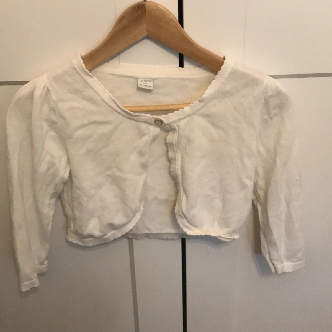 Vit funkigts med guldknapp strl 146-152