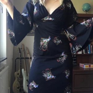 Maxiklänning 70tal - Ballaste maxiklänningen med trumpetärm! 70tal, vintage, strl ca 38, dold dragkedja bak, i superskick å bara använd en gång av mig. Jag är 170 på bilden. 300 pix ink frakt! Prutbart! Katt finns i hemmet! 