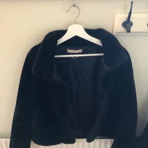 En jättefin jacka från mango! - Jackan har en fin passform.                                                        Den är i storlek xxs men jag skulle förklara den som i storlek s.