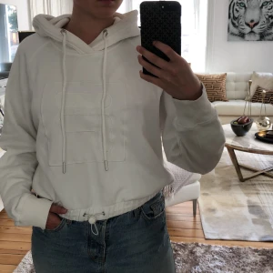 Fila x weekday hoodie - Hoodien är köpt i London och är en kollektion mellan weekday och fila. Passar för de med storlek S och XS, älskar vita hoodies och det var en av anledningarna varför jag lockades till den:) ursprungspris: (svenska kronor) 600kr 
