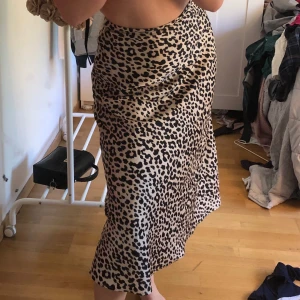 Leopard kjol - Långkjol i satin material 
