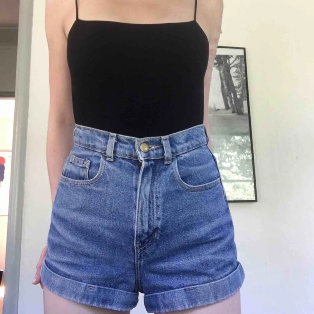 Säljer mina bästa American apparel-shorts! Supersnygga mellanblå jeansshorts i väldigt smickrande modell.   Kan mötas i Sthlm eller skickar mot frakt!. Shorts.