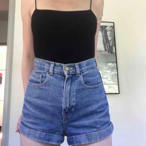 Säljer mina bästa American apparel-shorts! Supersnygga mellanblå jeansshorts i väldigt smickrande modell.   Kan mötas i Sthlm eller skickar mot frakt!