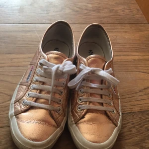  - Snygga roseguld Superga, vanliga sneakersmodellen fast blank i materialet och inte tyg. Fåtal gånger använda