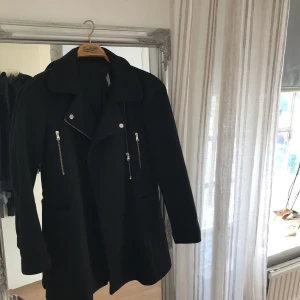  - Snygg zara kappa. Pälsen som tillkommer är borttappad, kappan är använd en vinter.  storlek S/36 Köparen står för frakten. 