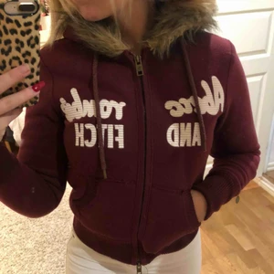  - Abercrombie and fitch kofta med fake päls inuti. Otroligt snygg och mysig kofta. Kan mötas upp runt Stockholm, köparen står för frakt, tar helst bara swish