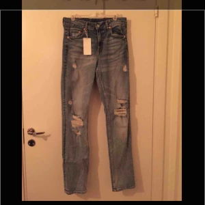  - Snygga oanvända jeans med hög midja och slitningar.  Möts upp i Stockholm efter överenskommelse alternativt skickas mot fraktkostnad.