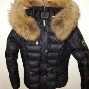  - Fint skick , sparsamt använd! Nypris 3.299. Dock slarvat bort kvitto! Äkta päls! 