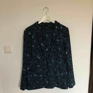  - Kostym i leopardmönster från Lindex. Kavaj i storlek M och tillhörande byxor i S. Oanvänd!