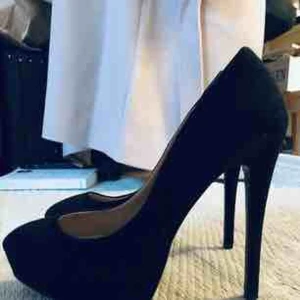  - Oanvända skor, endast testade.  storlek 39/40. Passar en stor 39a. Platå på ca 2,5cm och klackhöjd ca 13cm. Ngn liten repa på sidan av platån av att varit i en kartong. Har även röda med gulddetalj om intressant. Pris exklusive frakt