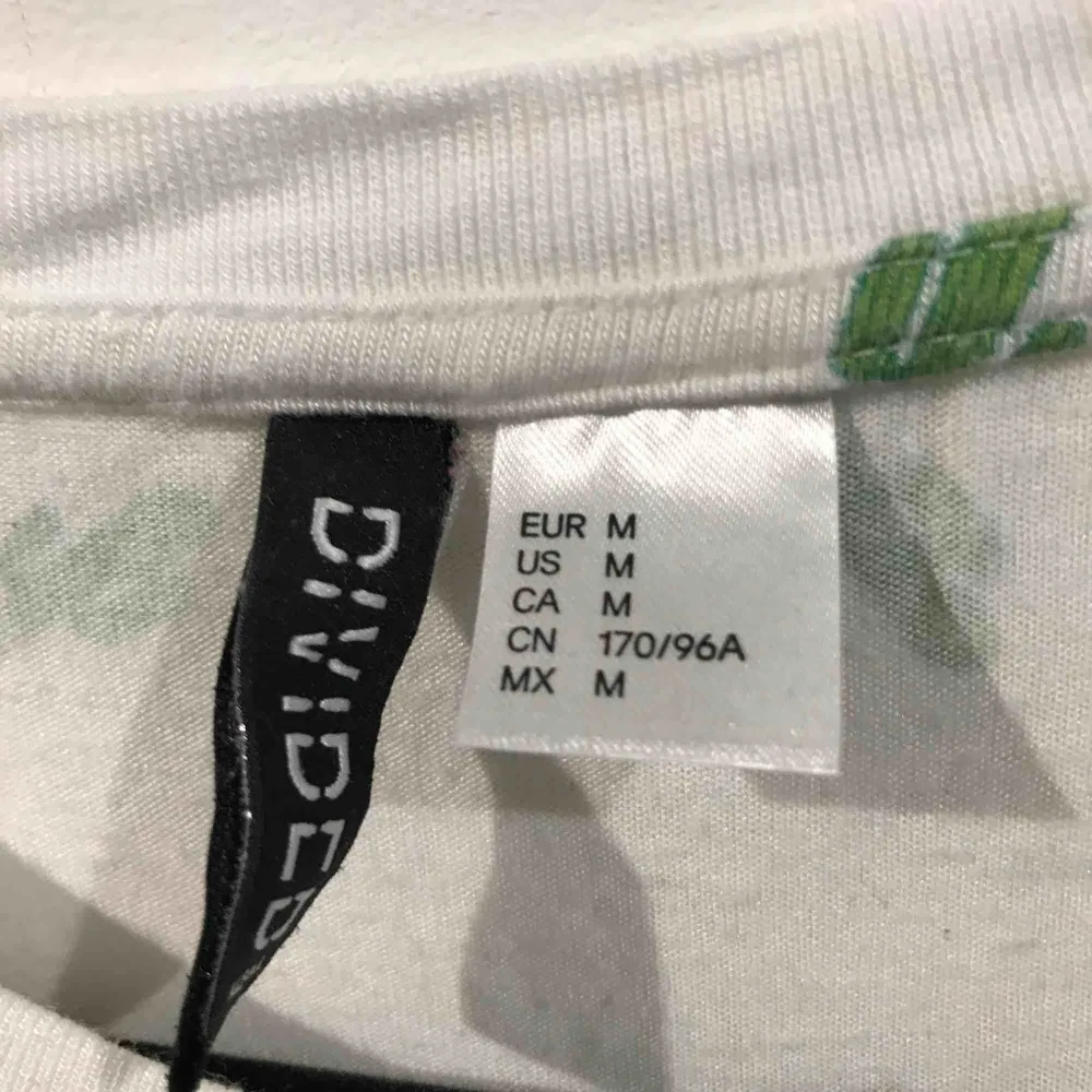 Säljer en t-shirt från h&m i storlek M. Priset är inklusive frakt.. T-shirts.