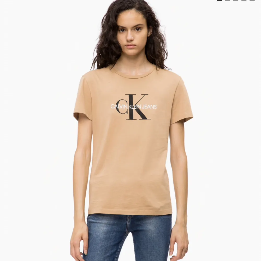 Säljer min Calvin Klein t shirt då jag inte använder den:/ Använd fåtal gånger, Färg: Beige. Kan mötas upp i Karlskrona eller fraktas då köparen står för frakten. (Swish). T-shirts.
