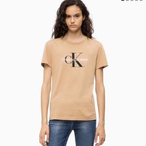 Säljer min Calvin Klein t shirt då jag inte använder den:/ Använd fåtal gånger, Färg: Beige. Kan mötas upp i Karlskrona eller fraktas då köparen står för frakten. (Swish)
