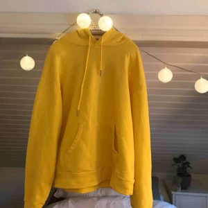  - Jättegul Mysig hoodie, bra skick men har ett litet hål i armhålan som inte syns därav priset köpt för 299kr