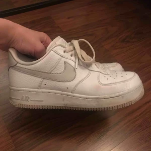  - Vita Nike air force One storlek 38. Använda men i fint skick och utan defekter. Kan fräschas upp lite så blir de som nya. Frakt 58kr med postnord skicka lätt.