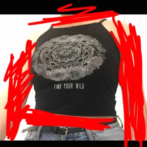  - Jättesnyggt linne/croptop i riktigt bra skick väldigt skönt material 