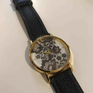  - Snygg klocka med mönster och små diamanter, okänt märke. Möts upp i Stockholm eller så står köpare för frakt, tar swish!