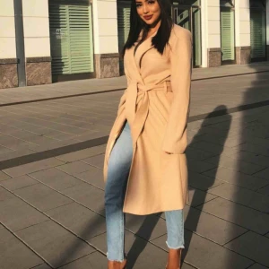  - Kappa från kollektionen Dilara x NAKD, storlek XS/34. Fodrad. Aldrig använd, alla prislappar är kvar.  Bjuder på frakten vid snabb affär. Endast seriösa svar , tack 