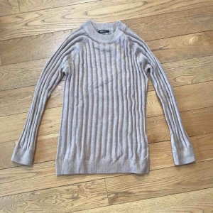  - Beige glesstickad tröja från Gina Tricot. Tunn och praktisk att ha under tighta plagg eller små jackor på höst/vinter. Går mer över rumpan. 