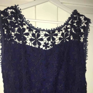  - Helt ny klänning i strl M. Endast testad så mycket fint skick.  Dragkedja i sidan och öppen rygg.  Skickas mot frakt