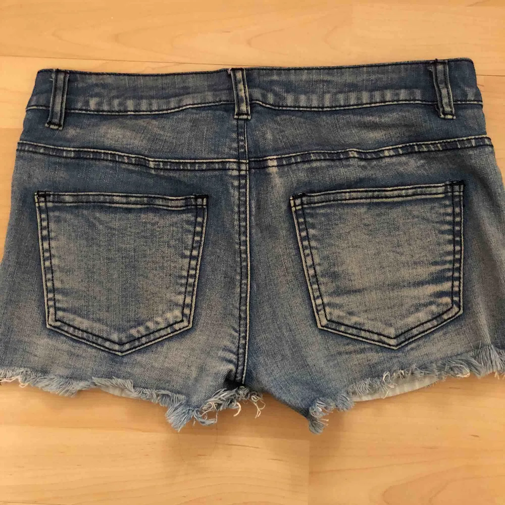 Snygga jeansshorts från Vila. Frakt tillkommer med 39 kr 🌿. Jeans & Byxor.