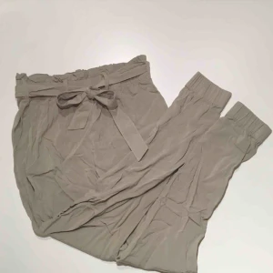  - Supersköna byxor med snörning i midjan från Bikbok! Färgen är den på min bild, typ grå, passformen är på den lånade bilden. Använd mycket fåtal gånger. Lite stretchiga😍 köparen står för eventuell frakt på 18kr✨