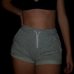 Shorts - Mysiga shorts från divided, funkar både att sova i och att ha på sig till stranden under heta sommardagar ☀️🏖