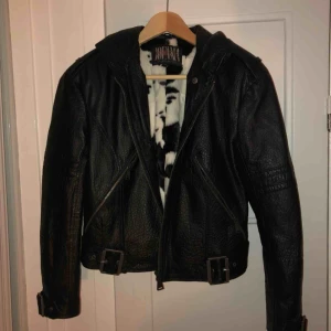  - Jättesnygg skinnjacka i äkta skinn,från Jofama by Caroline Roxy. Passar bra till höst eller vår då den är fodrad! Säljer åt min mamma då den var för liten. Som i nyskick!