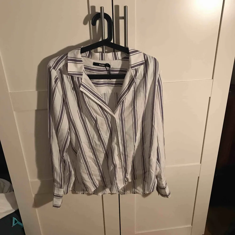 Säljer en jätte fin skjorta/blus i storlek medium, säljer då denna inte används. Köparen står för frakten💕 hör av er om ni har frågor eller vill ha fler bilder. Blusar.